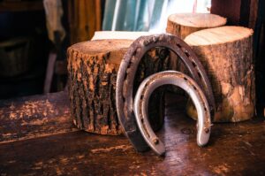 Deux fers à cheval posés sur une table